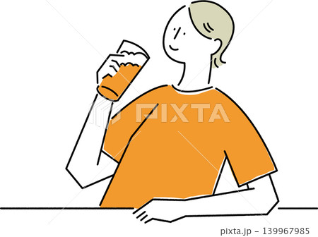 ビールグラスを手に微笑む女性 ビールグラスを手に微笑む女性 139967985