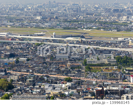 空港と鉄道がある街の風景 139968145
