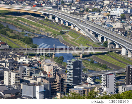 阪急宝塚線の電車が走る猪名川沿いの景色 阪急宝塚線の電車が走る猪名川沿いの景色 139968169
