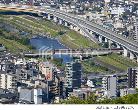 阪急宝塚線の電車が走る猪名川沿いの景色 阪急宝塚線の電車が走る猪名川沿いの景色 139968170