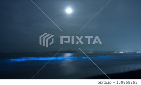 月明かりに照らされ青く光る夜光虫の波　湘南片瀬西浜の幻想的な夜景 139968265