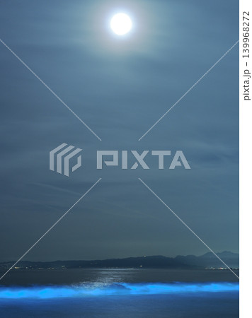 月明かりに照らされ青く光る夜光虫の波 湘南片瀬西浜の幻想的な夜景 月明かりに照らされ青く光る夜光虫の波 湘南片瀬西浜の幻想的な夜景 139968272