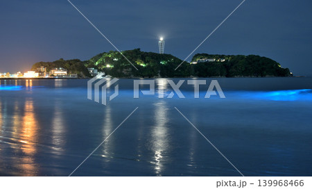 夜光虫が青く輝く湘南の海と江の島の夜景　月明かりに照らされた幻想風景 139968466