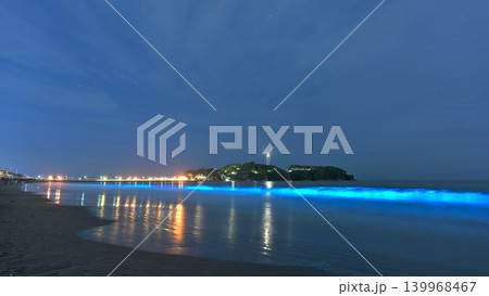 夜光虫が青く輝く湘南の海と江の島の夜景 月明かりに照らされた幻想風景 夜光虫が青く輝く湘南の海と江の島の夜景 月明かりに照らされた幻想風景 139968467