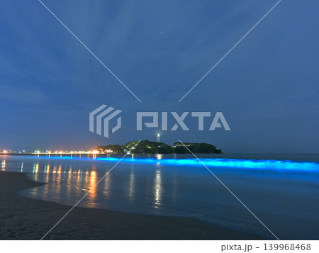 夜光虫が青く輝く湘南の海と江の島の夜景 月明かりに照らされた幻想風景 夜光虫が青く輝く湘南の海と江の島の夜景 月明かりに照らされた幻想風景 139968468