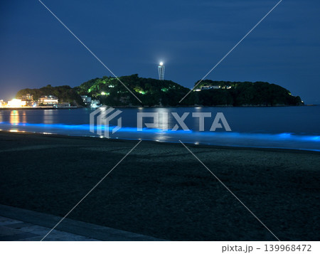 夜光虫が青く輝く湘南の海と江の島の夜景 月明かりに照らされた幻想風景 夜光虫が青く輝く湘南の海と江の島の夜景 月明かりに照らされた幻想風景 139968472