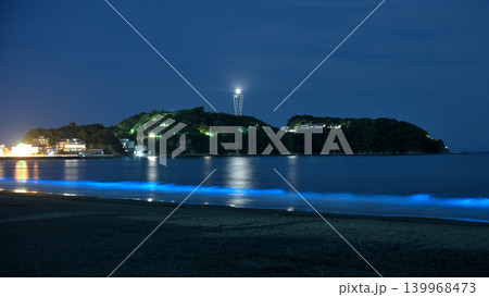 夜光虫が青く輝く湘南の海と江の島の夜景 月明かりに照らされた幻想風景 夜光虫が青く輝く湘南の海と江の島の夜景 月明かりに照らされた幻想風景 139968473