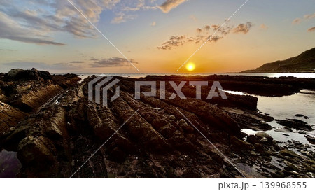 千葉県 南房総市 白浜町 根本海岸の夕日 139968555