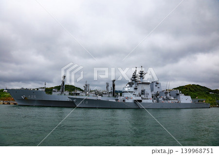 遊覧船から見えた停泊する護衛艦やイージス艦 遊覧船から見えた停泊する護衛艦やイージス艦 139968751