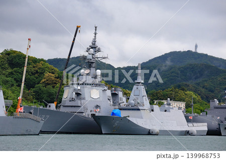 遊覧船から見えた停泊する護衛艦やイージス艦 遊覧船から見えた停泊する護衛艦やイージス艦 139968753