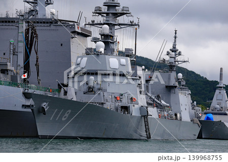 遊覧船から見えた停泊する護衛艦 遊覧船から見えた停泊する護衛艦 139968755