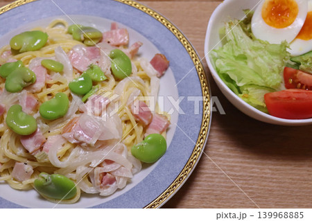 空豆とベーコンのパスタと付け合わせのサラダ 139968885