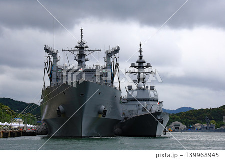 遊覧船から見えた停泊する護衛艦や補給艦 遊覧船から見えた停泊する護衛艦や補給艦 139968945