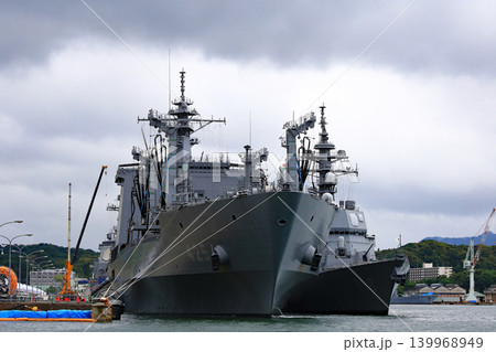 遊覧船から見えた停泊する護衛艦や補給艦 139968949