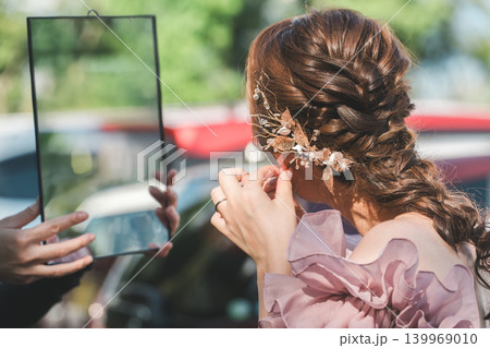 前撮り,結婚式,挙式,披露宴の支度をするイヤリング,ブライダルジュエリーをつける新婦,花嫁の女性 139969010