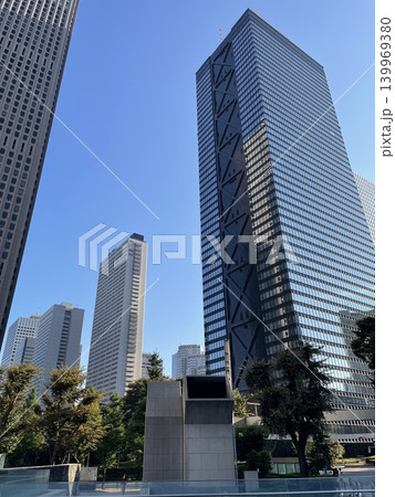 青空を見上げるビル群 Tokyo Shinjuku 139969380