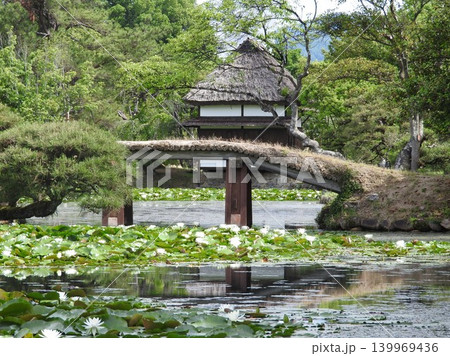 岡山県津山市にある回遊式日本庭園「衆楽園」：土橋の向こうに風月軒 139969436
