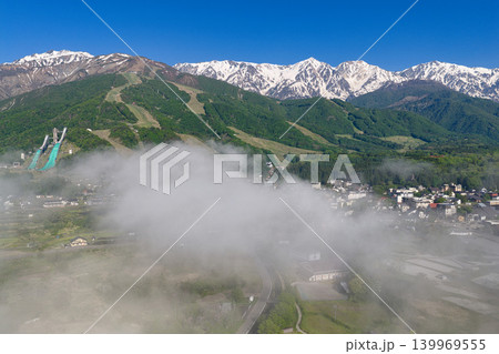 雄大な雲海と残雪の白馬連峰 長野県白馬村(ドローンによる空撮) 雄大な雲海と残雪の白馬連峰 長野県白馬村(ドローンによる空撮) 139969555
