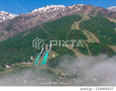 雲海と残雪の白馬連峰 長野県白馬村(ドローンによる空撮) 雲海と残雪の白馬連峰 長野県白馬村(ドローンによる空撮) 139969557