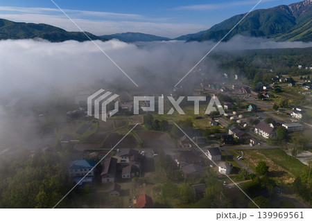 雄大な雲海に透ける白馬の街並み　長野県白馬村（ドローンによる空撮） 139969561