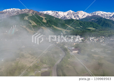 雄大な雲海と残雪の白馬三山 長野県白馬村(ドローンによる空撮) 雄大な雲海と残雪の白馬三山 長野県白馬村(ドローンによる空撮) 139969563