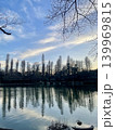 青空と新緑の木々が水面に映る美しい湖畔 Nature Japan Green Lake Reflec 139969815