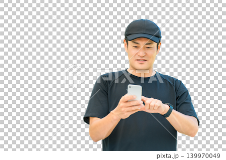 Middle-aged Asians use their smartphones to manage their health and check their health while exercising. Middle-aged Asians use their smartphones to manage their health and check their health while exercising. 139970049