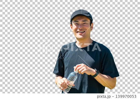 中年男子在運動、訓練、運動、運動期間補充水分 中年男子在運動、訓練、運動、運動期間補充水分 139970053
