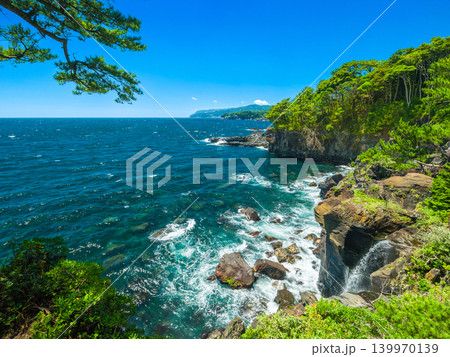 伊豆・城ヶ崎海岸の青い海と荒々しい断崖 (静岡県、伊東市) 伊豆・城ヶ崎海岸の青い海と荒々しい断崖 (静岡県、伊東市) 139970139