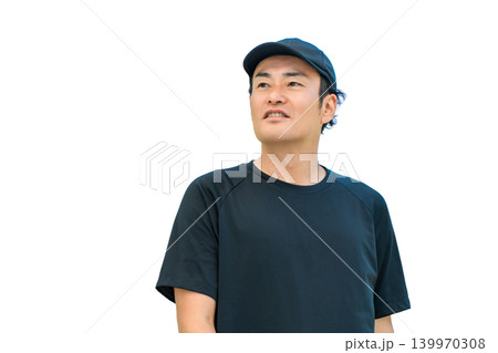 スポーツウェアを着てウォーキングをするアジア人男性 スポーツウェアを着てウォーキングをするアジア人男性 139970308
