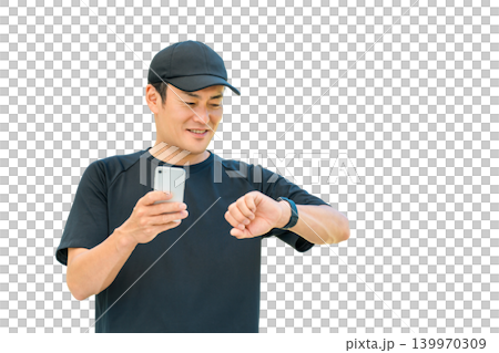 スマートウォッチを使い健康管理,ヘルスケアをするスポーツウェア姿の中年男性 139970309