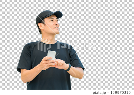 運動中にスマホで健康管理,ヘルスチェックする中年アジア人男性 139970310