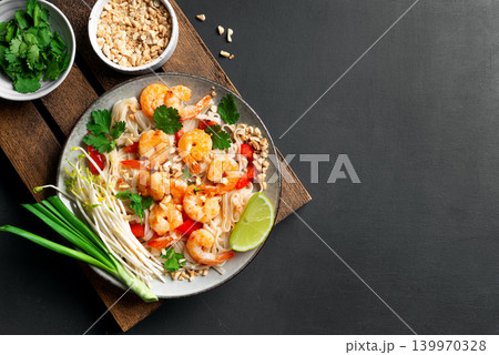 Pad Thai noodles with shrimps, prawns. Traditional thai meal. 139970328
