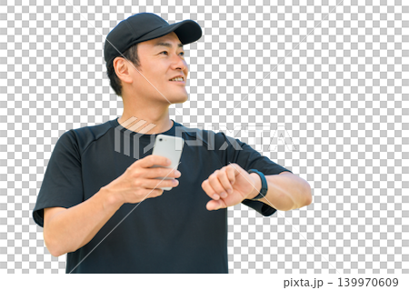 スマートウォッチを使い健康管理,ヘルスケアをするスポーツウェア姿の中年男性 スマートウォッチを使い健康管理,ヘルスケアをするスポーツウェア姿の中年男性 139970609