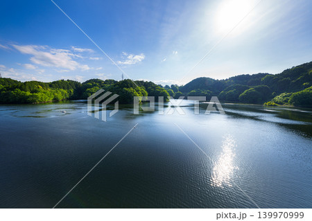 初夏の布目ダム なみなみと水を湛えた湖面に映る青空と光の道① 初夏の布目ダム なみなみと水を湛えた湖面に映る青空と光の道① 139970999