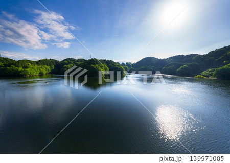 初夏の布目ダム　なみなみと水を湛えた湖面に映る青空と光の道➅ 139971005