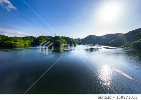 初夏の布目ダム なみなみと水を湛えた湖面に映る青空と光の道⑯ 初夏の布目ダム なみなみと水を湛えた湖面に映る青空と光の道⑯ 139971015