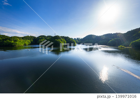 初夏の布目ダム なみなみと水を湛えた湖面に映る青空と光の道⑰ 初夏の布目ダム なみなみと水を湛えた湖面に映る青空と光の道⑰ 139971016