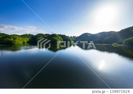 初夏の布目ダム なみなみと水を湛えた湖面に映る青空と光の道㉕ 初夏の布目ダム なみなみと水を湛えた湖面に映る青空と光の道㉕ 139971024