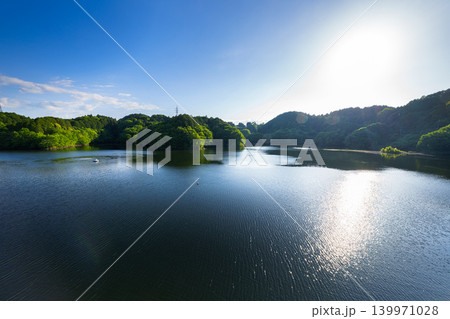 初夏の布目ダム　なみなみと水を湛えた湖面に映る青空と光の道㉙ 139971028