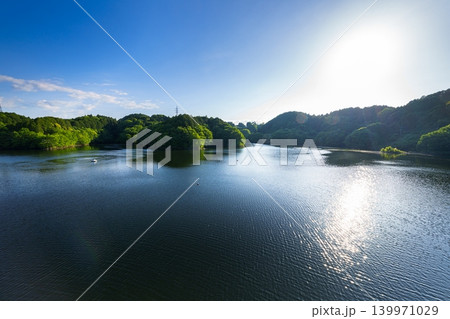 初夏の布目ダム なみなみと水を湛えた湖面に映る青空と光の道㉚ 初夏の布目ダム なみなみと水を湛えた湖面に映る青空と光の道㉚ 139971029