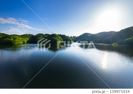 初夏の布目ダム なみなみと水を湛えた湖面に映る青空と光の道㉞ 初夏の布目ダム なみなみと水を湛えた湖面に映る青空と光の道㉞ 139971034