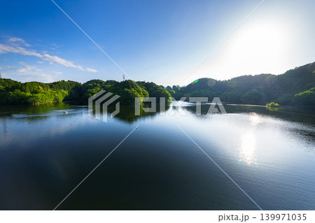 初夏の布目ダム　なみなみと水を湛えた湖面に映る青空と光の道㉟ 139971035