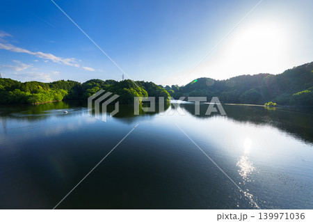 初夏の布目ダム なみなみと水を湛えた湖面に映る青空と光の道㊱ 初夏の布目ダム なみなみと水を湛えた湖面に映る青空と光の道㊱ 139971036