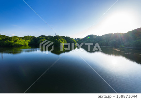 初夏の布目ダム なみなみと水を湛えた湖面に映る青空と光の道㊹ 初夏の布目ダム なみなみと水を湛えた湖面に映る青空と光の道㊹ 139971044