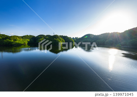 初夏の布目ダム なみなみと水を湛えた湖面に映る青空と光の道㊺ 初夏の布目ダム なみなみと水を湛えた湖面に映る青空と光の道㊺ 139971045