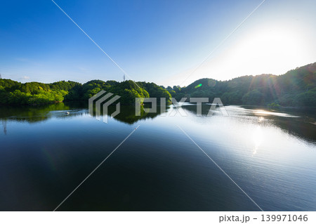 初夏の布目ダム なみなみと水を湛えた湖面に映る青空と光の道㊻ 初夏の布目ダム なみなみと水を湛えた湖面に映る青空と光の道㊻ 139971046