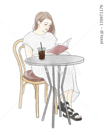 カフェで本を読む女性 読書 アイスコーヒー カフェで本を読む女性 読書 アイスコーヒー 139971176