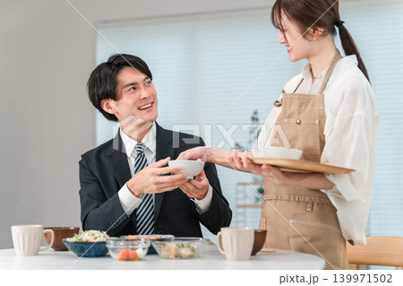家で朝ごはん,朝食を食べる夫婦,カップル（配膳,自炊,手料理） 139971502
