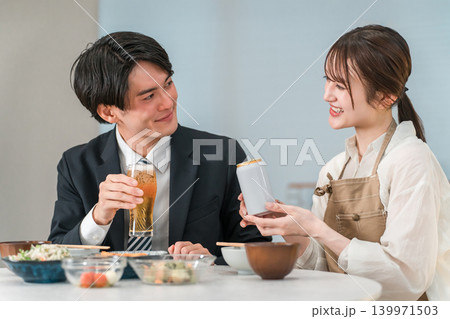 マイホームのダイニングテーブルで食事,晩酌をする若いアジア人夫婦,カップル(ビール,缶ビール) マイホームのダイニングテーブルで食事,晩酌をする若いアジア人夫婦,カップル(ビール,缶ビール) 139971503